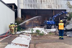 © Feuerwehr Dresden
Mit Greifbaggern wird die Fassade entfernt.