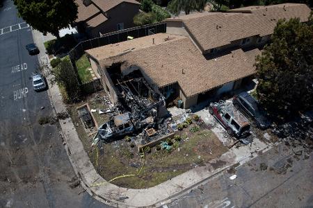 Tödlicher Kleinflugzeugabsturz in einem Wohngebiet im südkalifornischen San Diego. Tödlicher Kleinflugzeugabsturz in einem Wohngebiet im südkalifornischen San Diego.