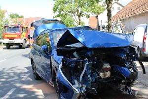 Stark beschädigte Front eines Fahrzeuges, das gegen eine Mauer gefahren ist. 
Foto: Polizei Minden-Lübbecke