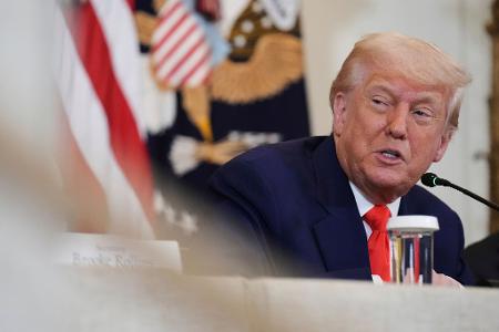 Trump droht der EU mit Zöllen - und gibt sich vorerst wenig kompromissbereit. Trump droht der EU mit Zöllen - und gibt sich vorerst wenig kompromissbereit.