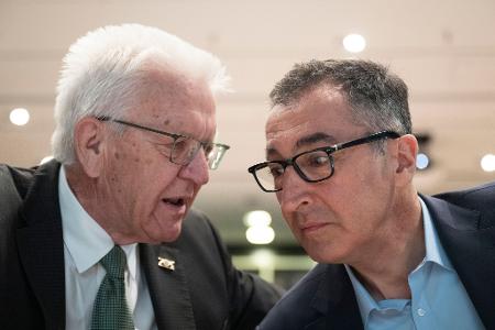 Der Ministerpräsident und sein Nachfolger? Die Grünen haben Cem Özdemir zu ihrem Spitzenkandidaten für die nächste Landtagswahl gekürt.
