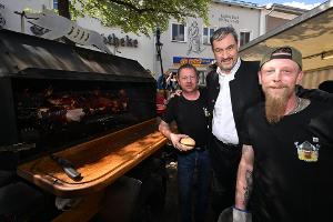Ministerpräsident Söder am Schweinegrill. 