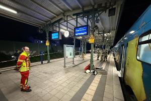 Durch die Feuerwehr abgesperrter Bereich des Bahnsteigs