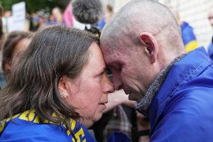 EIn Austausch von Gefangenen führt oft zu bewegenden Momenten - wie hier zwischen einem Ukrainer und seiner Frau in der Region Tschernihiw. 