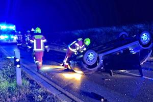 Der Opel Corsa überschlug sich und blieb auf dem Dach liegen.