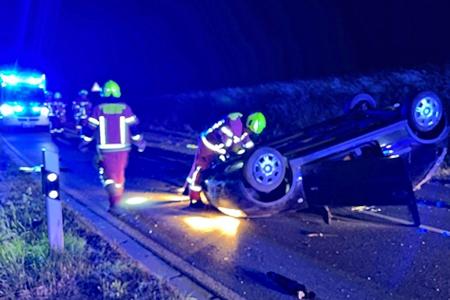 Der Opel Corsa überschlug sich und blieb auf dem Dach liegen. Der Opel Corsa überschlug sich und blieb auf dem Dach liegen.