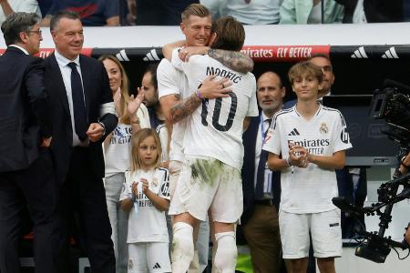 Abschied aus dem Bernabéu: Kroos ehrt Modric Abschied aus dem Bernabéu: Kroos ehrt Modric