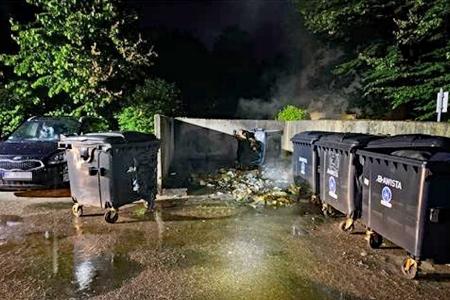 Die Müllcontainer wurden durch den Brand beschädigt. Die Müllcontainer wurden durch den Brand beschädigt.