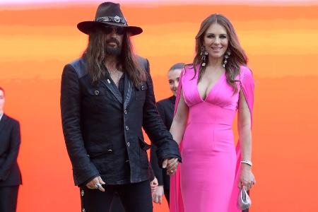 Elizabeth Hurley und Billy Ray Cyrus: Red-Carpet-Debüt in Rom Elizabeth Hurley und Billy Ray Cyrus: Red-Carpet-Debüt in Rom