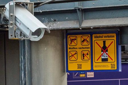 Seit einiger Zeit gilt ein Waffenverbot im Bereich des Hauptbahnhofs. (Archivbild) Seit einiger Zeit gilt ein Waffenverbot im Bereich des Hauptbahnhofs. (Archivbild)