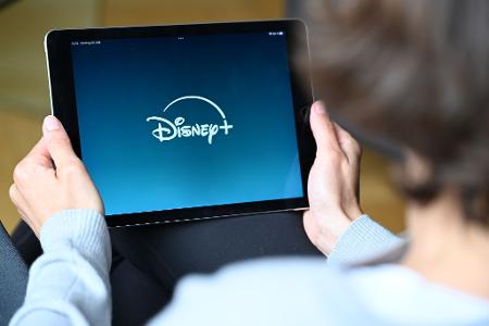 Das Logo von Disney+ beim Start der Anwendung. Das Unternehmen hat Abonnenten stärker zu Kasse gebeten - in einer Art und Weise, die wohl unrechtmäßig war. Das Logo von Disney+ beim Start der Anwendung. Das Unternehmen hat Abonnenten stärker zu Kasse gebeten - in einer Art und Weise, die wohl unrechtmäßig war.