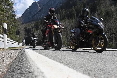 Motorradfahrer verursachen teurere Unfälle als Autofahrer. (Symbolbild) Motorradfahrer verursachen teurere Unfälle als Autofahrer. (Symbolbild)