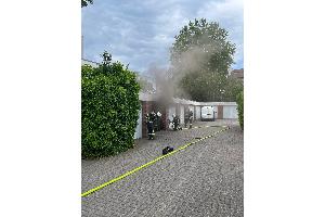 Einsätzkräfte dringen in die verrauchte Garage vor