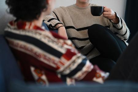 Einfach da sein: Trauernde brauchen keine perfekten Worte – oft genügt ein stilles, mitfühlendes Dasein.