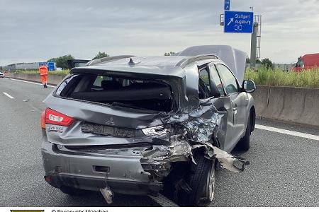 Einsatzkräfte bei einem Verkehrsunfall auf der Autobahn A 99. Einsatzkräfte bei einem Verkehrsunfall auf der Autobahn A 99.