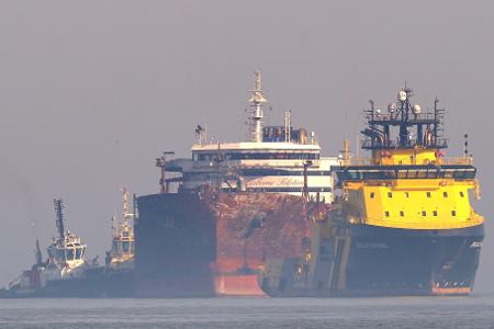 Die Kollision des Containerschiffs Solong mit dem Tanker Stena Immaculate vor der englischen Küste im März verursachte einen großen Brand. Die Britischen Inseln sind laut Allianz wegen des regen Schiffsverkehrs ein sehr unfallträchtiges Gewässer. Die Kollision des Containerschiffs Solong mit dem Tanker Stena Immaculate vor der englischen Küste im März verursachte einen großen Brand. Die Britischen Inseln sind laut Allianz wegen des regen Schiffsverkehrs ein sehr unfallträchtiges Gewässer.