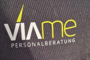 Logo, das sich auf den gestohlenen T-Shirts und Caps befindet.