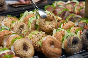 Belegte Brötchen in einer Bäckerei-Theke - manch einer, der schnell etwas essen möchte, greift hier zu. (Symbolbild)
