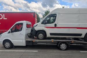 Überladener Kleintransporter transportiert anderen Kleintransporter auf der BAB27 (Foto im Anhang)
