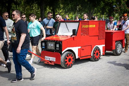 Junge Männer lassen es am Herrentag richtig krachen mit Bollerwagen und Alkohol