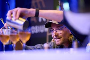 Wladimir Reichert von der erst kürzlich eröffneten Bar "Studio" in Zürich mixt seinen Gewinner-Cocktail "Unruh".