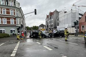 Schwer Verkehrsunfall im Berufsverkehr, 3 PKW beteiligt