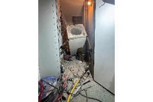 © Feuerwehr Dresden Mittels hydraulischen Hebern wurde das tonnenschwere Betonteil angehoben, um den Patienten zu befreien.