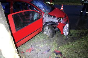Das Auto kam von der Straße ab und kollidierte mit einem Baum.
Foto: Polizei Minden-Lübbecke