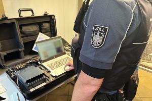 Die Pässe aller kontrollierten Personen wurden im Rahmen der Kontrolle auf Echtheit geprüft