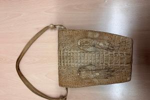 Zoll am Flughafen Düsseldorf findet Handtasche mit Biss / Krokodilhandtasche aus streng geschützter Art vom Zoll beschlagnahmt