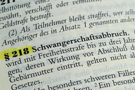 Schwangerschaftsabbrüche in den ersten zwölf Wochen sollten nach dem Willen der Ärzte außerhalb des Strafgesetzbuchs geregelt werden, die Beratungspflicht für ungewollt Schwangere soll aber bleiben. Schwangerschaftsabbrüche in den ersten zwölf Wochen sollten nach dem Willen der Ärzte außerhalb des Strafgesetzbuchs geregelt werden, die Beratungspflicht für ungewollt Schwangere soll aber bleiben.