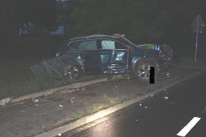 Autofahrt endet im Zaun - Fahrer alkoholisiert