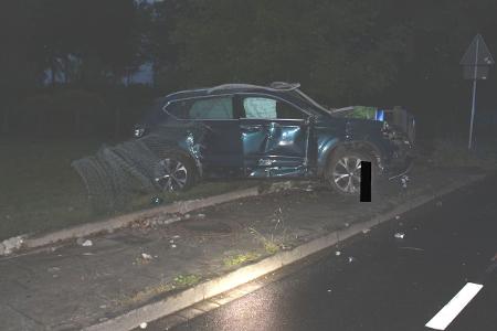 Die Fahrt des jungen Mannes endete in einem Gartenzaun.
Foto: Polizei Minden-Lübbecke Die Fahrt des jungen Mannes endete in einem Gartenzaun.
Foto: Polizei Minden-Lübbecke