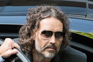 Vergewaltigungsprozess: Russell Brand plädiert auf "nicht schuldig"