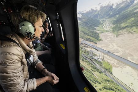 Die Schweizer Präsidentin verschaffte sich mit einem Hubschrauber einen Überblick über Lage. 