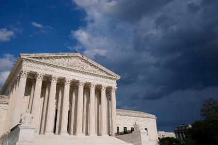 Die US-Regierung geht gegen ein Programm vor, das Hunderttausenden Migranten den Aufenthalt in den USA ermöglicht - und bekommt vom Supreme Court vorerst grünes Licht. (Archivbild) Die US-Regierung geht gegen ein Programm vor, das Hunderttausenden Migranten den Aufenthalt in den USA ermöglicht - und bekommt vom Supreme Court vorerst grünes Licht. (Archivbild)