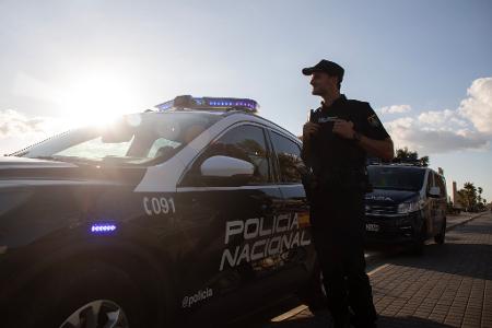 Ein deutscher Urlauber hat im Drogenrausch einen LKW auf Mallorca geklaut und ist damit auf Irrfahrt gegangen. (Archivbild) Ein deutscher Urlauber hat im Drogenrausch einen LKW auf Mallorca geklaut und ist damit auf Irrfahrt gegangen. (Archivbild)