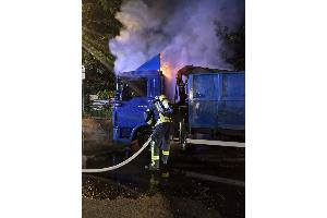 LKW-Brand direkt vor dem Feuerwehrhaus