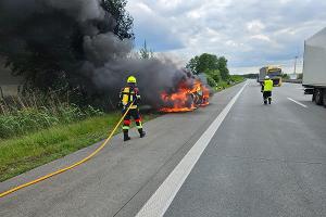 Feuerwehr löscht brennenden PKW auf der Autobahn A1