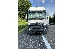 Umgefallener Baum auf Autobahn A7 zertrümmert Windschutzscheibe von LKW