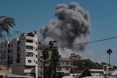Im Gaza-Krieg stimmt die Hamas dem Waffenruhe-Plan eines US-Vermittlers in einem wichtigen Punkt zu - an anderen Stellen macht sie Bedingungen. Im Gaza-Krieg stimmt die Hamas dem Waffenruhe-Plan eines US-Vermittlers in einem wichtigen Punkt zu - an anderen Stellen macht sie Bedingungen.