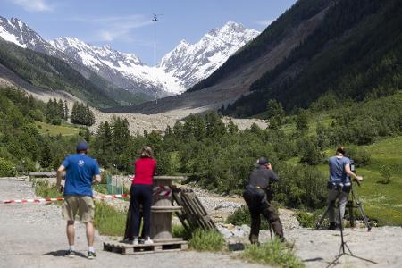 Unter dem riesigen Schuttberg im hinteren Lötschental liegt das verschüttete Dorf Blatten. 