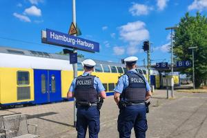 Fahrgäste nach "Hitlergruß" bedroht und Bundespolizisten attackiert- Vorläufige Festnahme am Bahnhof Hamburg-Harburg-