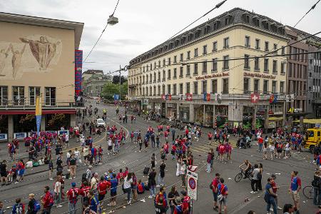 Fan bei Unfall schwer verletzt: FC Basel sagt Feier ab Fan bei Unfall schwer verletzt: FC Basel sagt Feier ab