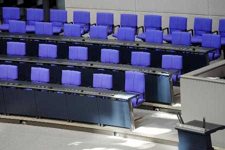 Die Regierungsbank bleibt zu oft leer, bemängelt Bundestagspräsidentin Julia Klöckner in einem Brief. (Archivbild)