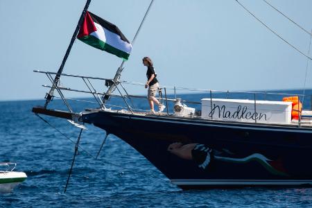Aktivisten um Greta Thunberg wollen mit Hilfsgütern nach Gaza segeln. 