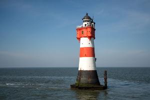 Der Leuchtturm "Roter Sand" steht in der Nordsee vor Bremerhaven. (Archivbild)