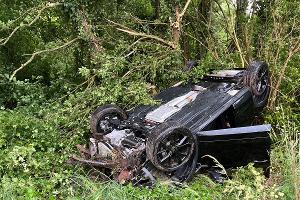 Auto prallte nach kurzer "Flugphase" gegen Baum: 31-Jähriger leicht verletzt