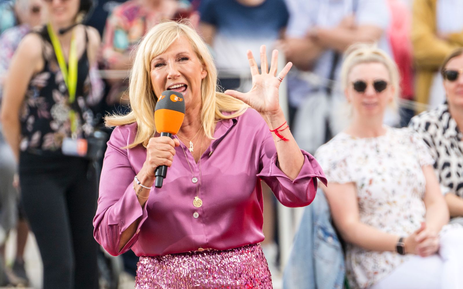 Malheur im "Fernsehgarten": Moderatorin Andrea Kiewel geht baden