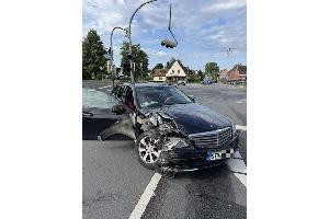 Gleich zwei Unfälle auf Kreuzung Bundesstraße 73/Thuner Straße in Stade , Einbrecher in Buxtehuder Wohnhaus